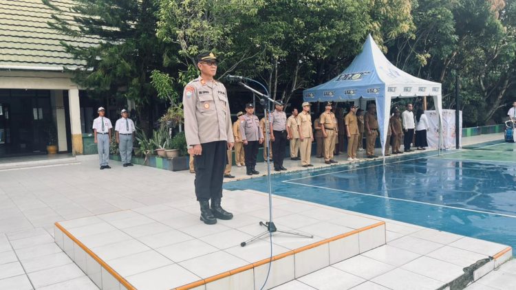 Kegiatan yang berlangsung di halaman SMAN 1 Palangka Raya, Jalan AIS Nasution, Kelurahan Langkai, Kecamatan Pahandut tersebut dipimpin langsung oleh Kasatbinmas Polresta Palangka Raya AKP Dig Supriyo, serta diikuti oleh kepala sekolah, dewan guru, staf pengajar, dan seluruh siswa-siswi.