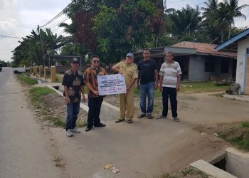 Pihak pemerintah desa dan PTPN 4 Regional 2 Kebun Dolok Sinumbah di Lokasi Pembangunan Learing Parit di Huta IV Nagori/Desa Marihat Bandar, Kecamatan Bandar, Kabupaten Simalungun, Provinsi Sumatera Utara dari bantuan Program TJSL PTPN 4 Regional 2. (Foto. Dok/PTPN 4 Regional 2)