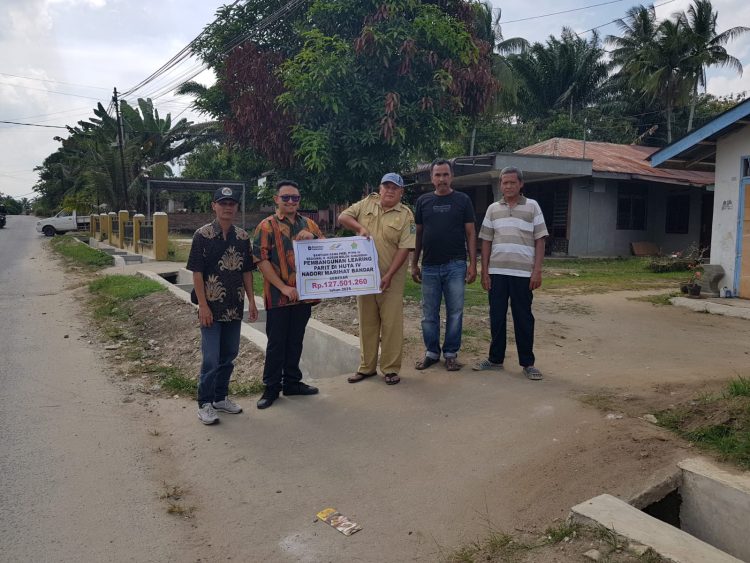 Pihak pemerintah desa dan PTPN 4 Regional 2 Kebun Dolok Sinumbah di Lokasi Pembangunan Learing Parit di Huta IV Nagori/Desa Marihat Bandar, Kecamatan Bandar, Kabupaten Simalungun, Provinsi Sumatera Utara dari bantuan Program TJSL PTPN 4 Regional 2. (Foto. Dok/PTPN 4 Regional 2)