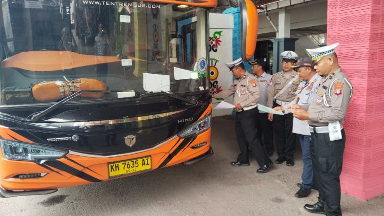 Satuan Lalu Lintas (Satlantas) Polresta Palangka Raya melaksanakan kegiatan ramchek terhadap armada angkutan bus yang beroperasi di wilayah Kota Palangka Raya, Selasa (3/2/2026).