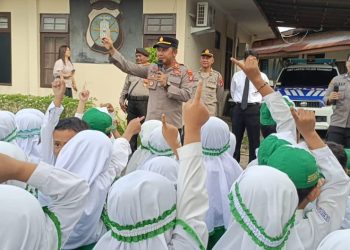 Polsek Pahandut menerima kunjungan edukatif dari anak-anak RA Muslimat NU Palangka Raya di halaman Mapolsek Pahandut, Jalan A. Yani No. 57, Kelurahan Pahandut, Kecamatan Pahandut, Kota Palangka Raya. Selasa 3/2/2026.