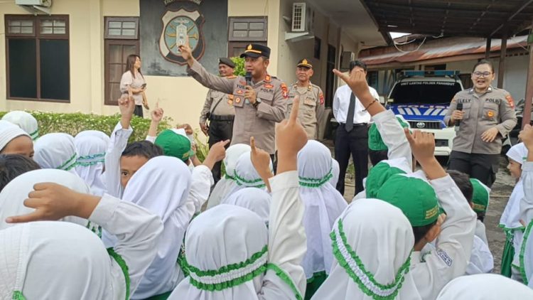 Polsek Pahandut menerima kunjungan edukatif dari anak-anak RA Muslimat NU Palangka Raya di halaman Mapolsek Pahandut, Jalan A. Yani No. 57, Kelurahan Pahandut, Kecamatan Pahandut, Kota Palangka Raya. Selasa 3/2/2026.