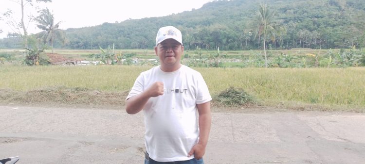 Kepala Desa Sukanegara Bapak A.Yani memberikan Pernyataan Usai Bersih - bersih Lingkungan Desa.
