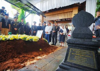 Kapolri Jenderal Listyo Sigit Prabowo menghadiri prosesi pemakaman Meriyati Hoegeng atau Eyang Meri, istri dari mantan Kapolri Jenderal (Purn) Hoegeng Iman Santoso di Taman Pemakaman Bukan Umum (TPBU) Giritama, Tonjong, Bogor, Jawa Barat. Rabu 4/2/2026