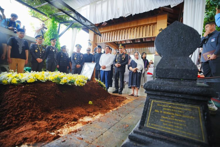 Kapolri Jenderal Listyo Sigit Prabowo menghadiri prosesi pemakaman Meriyati Hoegeng atau Eyang Meri, istri dari mantan Kapolri Jenderal (Purn) Hoegeng Iman Santoso di Taman Pemakaman Bukan Umum (TPBU) Giritama, Tonjong, Bogor, Jawa Barat. Rabu 4/2/2026