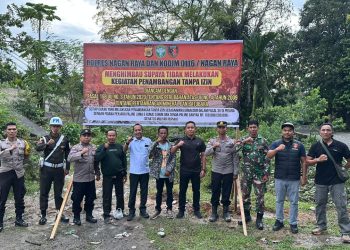 Polres Nagan Raya bersama unsur TNI melaksanakan pemasangan spanduk himbauan kepada masyarakat di sejumlah wilayah rawan penambangan di Kabupaten Nagan Raya, Rabu (4/1/2026) sore.