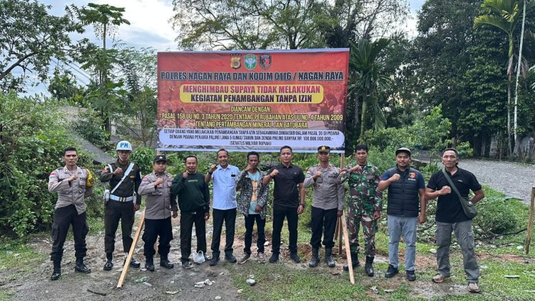 Polres Nagan Raya bersama unsur TNI melaksanakan pemasangan spanduk himbauan kepada masyarakat di sejumlah wilayah rawan penambangan di Kabupaten Nagan Raya, Rabu (4/1/2026) sore.