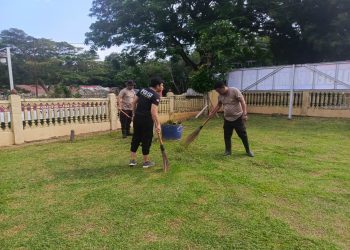 Polsek Pampangan melaksanakan kegiatan kerja bakti (kurve) di Markas Komando (Mako) dan asrama Polsek Pampangan, Kamis (5/2/2026).
