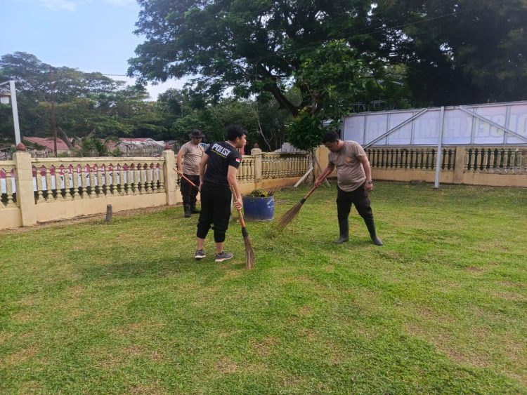 Polsek Pampangan melaksanakan kegiatan kerja bakti (kurve) di Markas Komando (Mako) dan asrama Polsek Pampangan, Kamis (5/2/2026).