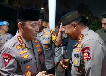 Komandan Korps Brimob Polri, Komjen Pol. Ramdani Hidayat, hadir langsung memberikan penghormatan terakhir pada upacara pemakaman almarhumah yang berlangsung di Tempat Pemakaman Bukan Umum (TPBU) Giritama, Bogor, Jawa Barat. Rabu (4/2/2026).