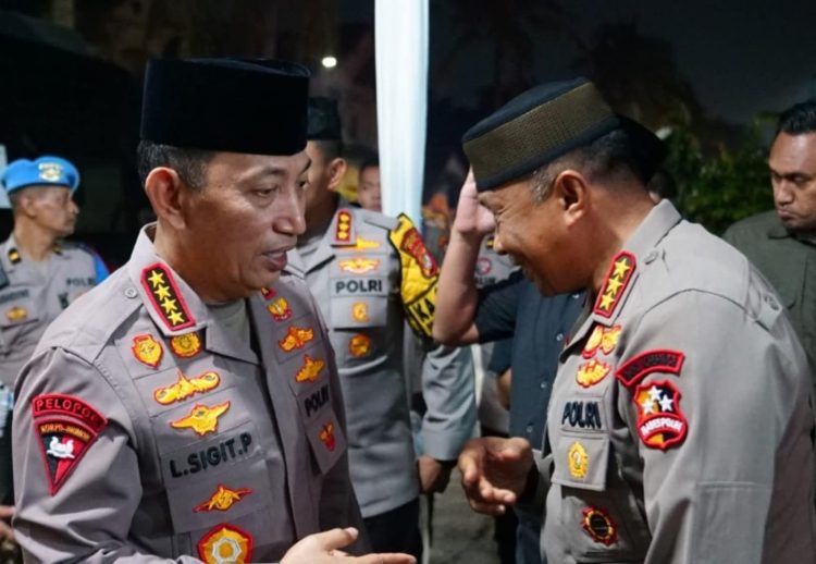 Komandan Korps Brimob Polri, Komjen Pol. Ramdani Hidayat, hadir langsung memberikan penghormatan terakhir pada upacara pemakaman almarhumah yang berlangsung di Tempat Pemakaman Bukan Umum (TPBU) Giritama, Bogor, Jawa Barat. Rabu (4/2/2026).