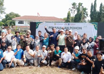 Usai Penanaman Pohon Hutan Kota Dilakukan Sesi Foto Bersama di Area Penanaman.