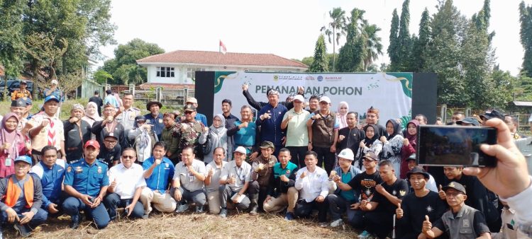 Usai Penanaman Pohon Hutan Kota Dilakukan Sesi Foto Bersama di Area Penanaman.