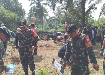 Danramil Cileungsi Mayor ARM Endangli Melakukan Penanaman Pohon Hutan Kota.