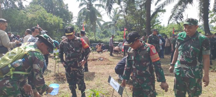 Danramil Cileungsi Mayor ARM Endangli Melakukan Penanaman Pohon Hutan Kota.