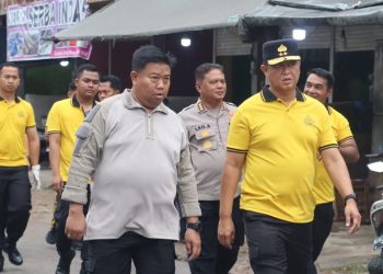 Kapolresta Palangka Raya Kombes Pol Dedy Supriadi, S.I.K., M.H., mendampingi Kapolda Kalteng Irjen Pol. Iwan Kurniawan, S.I.K., M.Si., dalam kegiatan kerja bakti (kurve) di kawasan Pasar Besar Palangka Raya