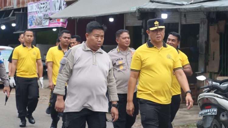 Kapolresta Palangka Raya Kombes Pol Dedy Supriadi, S.I.K., M.H., mendampingi Kapolda Kalteng Irjen Pol. Iwan Kurniawan, S.I.K., M.Si., dalam kegiatan kerja bakti (kurve) di kawasan Pasar Besar Palangka Raya