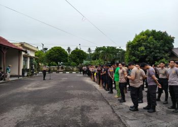 Apel persiapan tersebut diikuti oleh personel gabungan dari Polresta Palangka Raya dan Polsek Pahandut guna memastikan kesiapan personel, pembagian tugas, serta kelancaran pelaksanaan kegiatan di lapangan.