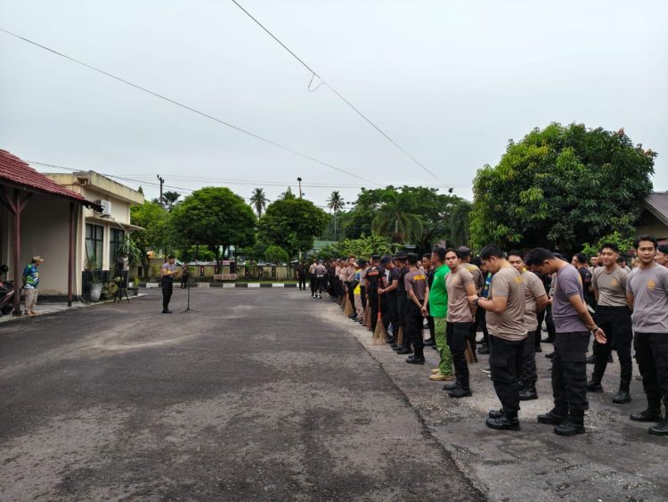 Apel persiapan tersebut diikuti oleh personel gabungan dari Polresta Palangka Raya dan Polsek Pahandut guna memastikan kesiapan personel, pembagian tugas, serta kelancaran pelaksanaan kegiatan di lapangan.