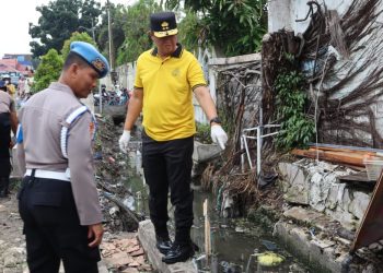 Kapolda Kalimantan Tengah (Kalteng), Irjen Pol Iwan Kurniawan, S.IK., M.Si. memimpin aksi bersih-bersih di Pasar Besar, Jl. Jawa, Kota Palangka Raya, Jumat (6/2/2026).