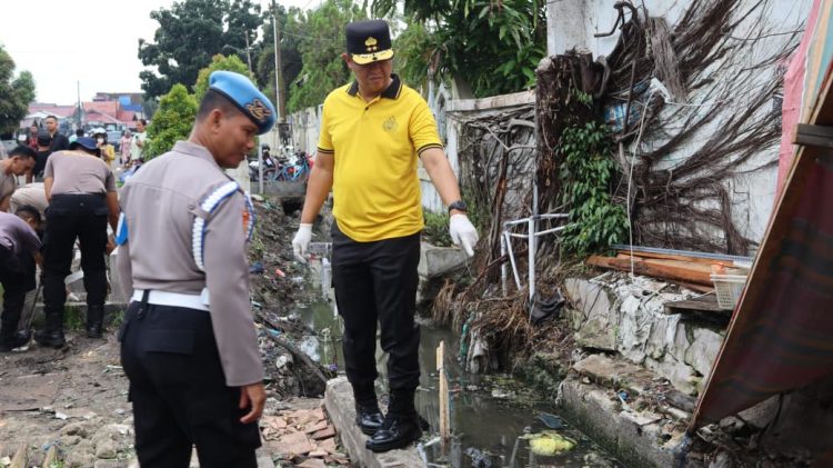 Kapolda Kalimantan Tengah (Kalteng), Irjen Pol Iwan Kurniawan, S.IK., M.Si. memimpin aksi bersih-bersih di Pasar Besar, Jl. Jawa, Kota Palangka Raya, Jumat (6/2/2026).