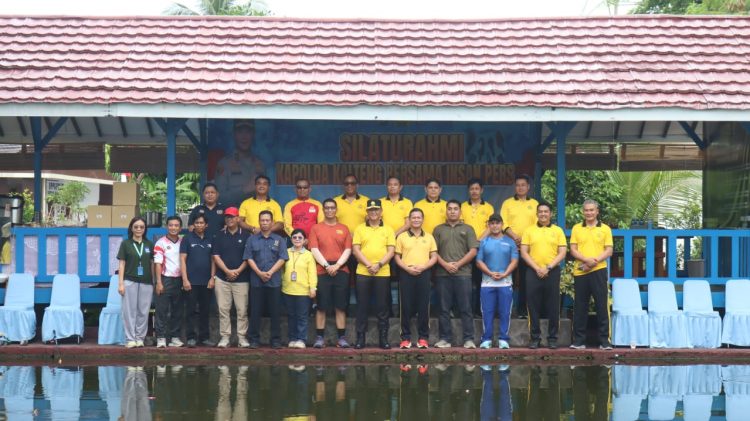 Kegiatan tersebut dihadiri langsung Kapolda Kalteng, Irjen Pol Iwan Kurniawan, S.IK., M.Si. didampingi Wakapolda Brigjen Pol Drs. Yosi Muhamartha, dan Ketua Bhayangkari Daerah Kalteng Ny. Maya Iwan, serta turut diikuti sejumlah pejabat utama Polda, pengurus Bhayangkari serta para.wartawan baik dari media cetak, elektronik maupun online.
