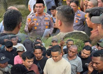Aparat kepolisian bersama Satgas Penertiban Kawasan Hutan (PKH) berdialog dengan masyarakat di lokasi perkebunan sawit di Kabupaten Kampar. Petugas memberikan penjelasan terkait proses pengamanan dan penertiban lahan eks PT Perawang Sukses Perkasa Industri yang kini dikelola melalui skema KSO Agrinas.