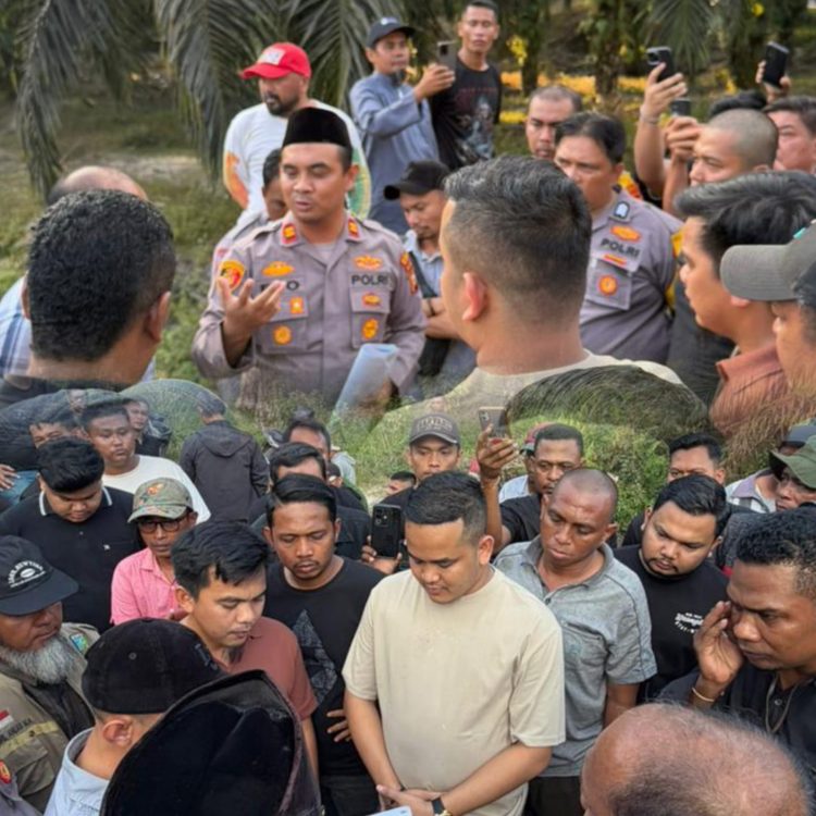 Aparat kepolisian bersama Satgas Penertiban Kawasan Hutan (PKH) berdialog dengan masyarakat di lokasi perkebunan sawit di Kabupaten Kampar. Petugas memberikan penjelasan terkait proses pengamanan dan penertiban lahan eks PT Perawang Sukses Perkasa Industri yang kini dikelola melalui skema KSO Agrinas.