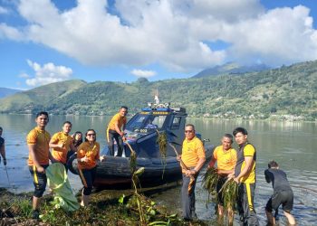 Kapolres Samosir AKBP Rina Sri Nirwana Tarigan, S.I.K., mengganti kegiatan olahraga rutin di hari sabtu dengan aksi kebersihan di kawasan wisata Water Front Pangururan dan tepi Danau Toba, Sabtu (7/2/2026) pagi.