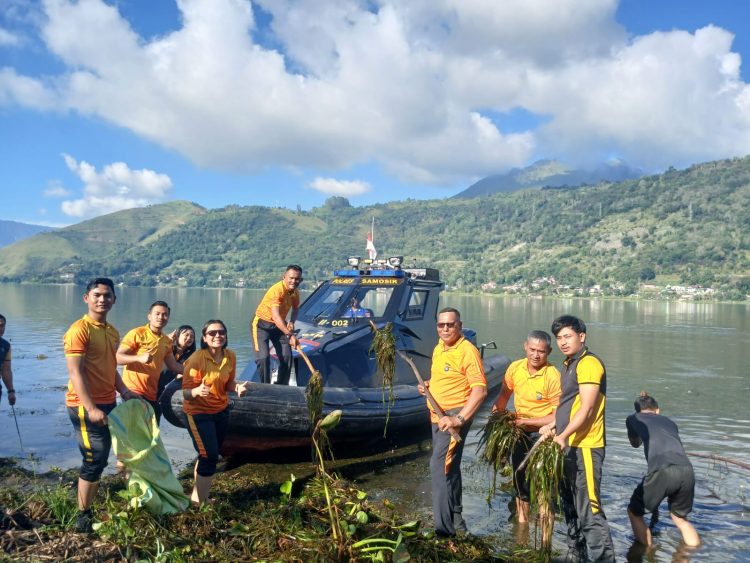 Kapolres Samosir AKBP Rina Sri Nirwana Tarigan, S.I.K., mengganti kegiatan olahraga rutin di hari sabtu dengan aksi kebersihan di kawasan wisata Water Front Pangururan dan tepi Danau Toba, Sabtu (7/2/2026) pagi.