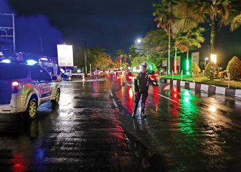 Satuan Lalu Lintas Polresta Palangka Raya melaksanakan kegiatan pengamanan dan pengaturan lalu lintas (pamturlalin) di kawasan Duta Mall Palangka Raya, Jumat (6/2/2026) malam. Kegiatan dimulai pukul 19.00 WIB hingga selesai guna memastikan kelancaran arus kendaraan di sekitar lokasi.