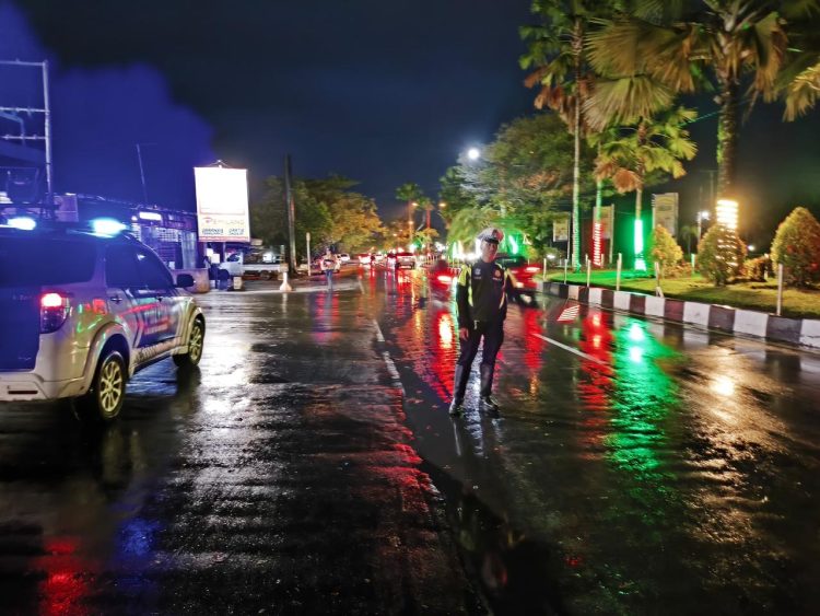 Satuan Lalu Lintas Polresta Palangka Raya melaksanakan kegiatan pengamanan dan pengaturan lalu lintas (pamturlalin) di kawasan Duta Mall Palangka Raya, Jumat (6/2/2026) malam. Kegiatan dimulai pukul 19.00 WIB hingga selesai guna memastikan kelancaran arus kendaraan di sekitar lokasi.