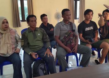 Kegiatan tersebut dihadiri unsur kelurahan bersama pihak-pihak yang bersengketa, yakni Bapak Tatang dan Bapak Deni beserta keluarga, sebagai upaya awal penyelesaian permasalahan melalui musyawarah.