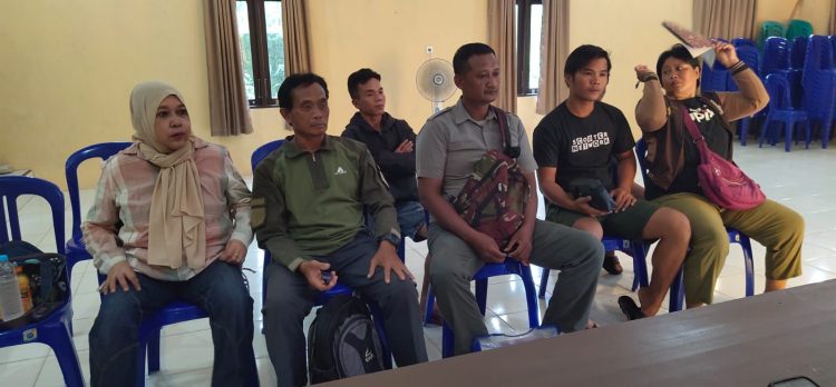 Kegiatan tersebut dihadiri unsur kelurahan bersama pihak-pihak yang bersengketa, yakni Bapak Tatang dan Bapak Deni beserta keluarga, sebagai upaya awal penyelesaian permasalahan melalui musyawarah.