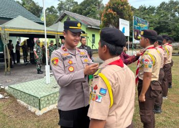 Kapolsek Bukit Batu bersama Komandan Koramil Bukit Batu turut membuka kegiatan secara resmi serta melaksanakan penyematan kepada para peserta sebagai simbol dimulainya pelantikan.