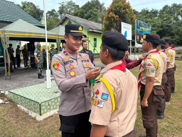 Kapolsek Bukit Batu bersama Komandan Koramil Bukit Batu turut membuka kegiatan secara resmi serta melaksanakan penyematan kepada para peserta sebagai simbol dimulainya pelantikan.