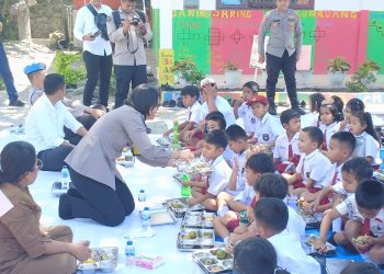 Kapolres Samosir AKBP Rina Sry Nirwana Tarigan, S.I.K., melaksanakan peninjauan Program Makan Bergizi Gratis (SPPG) Polres Samosir sekaligus makan bersama para pelajar di SD Negeri 10 Lumban Suhi-suhi Toruan, Kecamatan Pangururan, Kabupaten Samosir, Senin (9/2/2026) sekitar pukul 11.30 WIB.