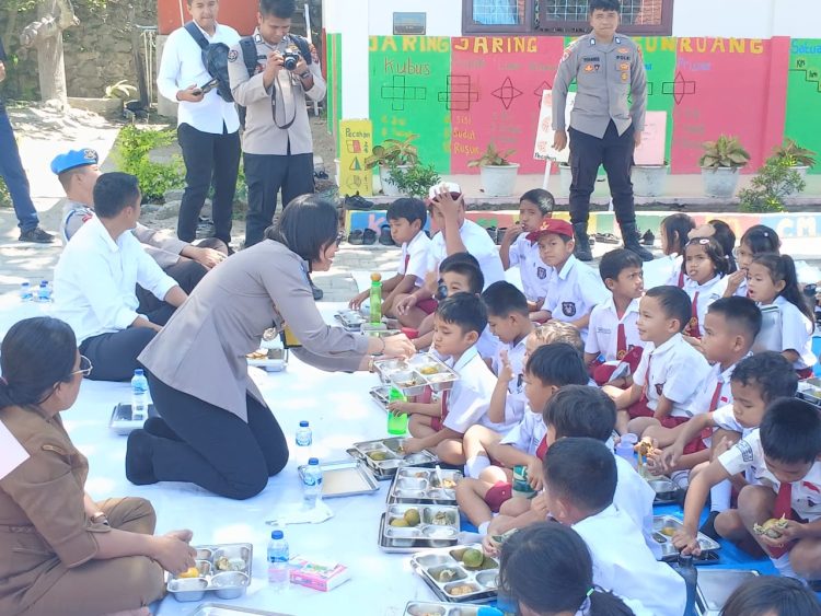 Kapolres Samosir AKBP Rina Sry Nirwana Tarigan, S.I.K., melaksanakan peninjauan Program Makan Bergizi Gratis (SPPG) Polres Samosir sekaligus makan bersama para pelajar di SD Negeri 10 Lumban Suhi-suhi Toruan, Kecamatan Pangururan, Kabupaten Samosir, Senin (9/2/2026) sekitar pukul 11.30 WIB.
