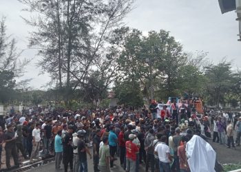 Ribuan warga Penambang emas dari kecamatan Beutong dan Seunagan Timur melakukan aksi Demo ke kantor DPRK Nagan Raya, Senin (09/03/26)