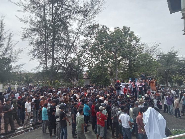 Ribuan warga Penambang emas dari kecamatan Beutong dan Seunagan Timur melakukan aksi Demo ke kantor DPRK Nagan Raya, Senin (09/03/26)