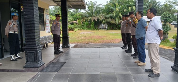 Kapolsek Rakumpit Polresta Palangka Raya Iptu Didik Suhardianto mengimbau seluruh personel untuk terus mengoptimalkan upaya preventif guna menjaga keamanan dan ketertiban masyarakat di wilayah hukumnya.