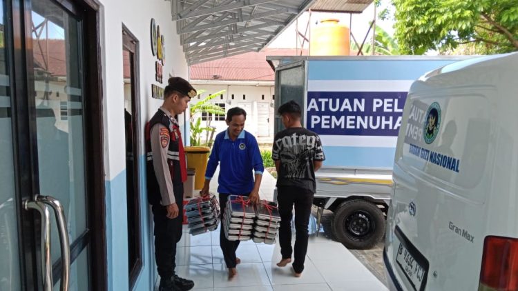 Pengawalan dimulai dari Dapur SPPG Polresta Palangka Raya di Jalan Patin menuju sembilan sekolah penerima manfaat, guna memastikan pendistribusian berjalan aman, tertib, dan tepat sasaran