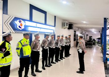 Personel Satuan Lalu Lintas (Satlantas) Polresta Palangka Raya tetap melaksanakan kegiatan pengaturan lalu lintas pagi (gatur pagi) di sejumlah titik rawan kepadatan arus kendaraan, Selasa (10/2/2026). Kegiatan tersebut berlangsung mulai pukul 06.00 hingga 07.15 WIB, meski diguyur hujan sejak pagi hari.