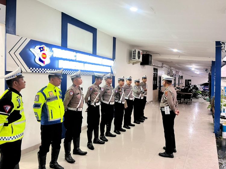 Personel Satuan Lalu Lintas (Satlantas) Polresta Palangka Raya tetap melaksanakan kegiatan pengaturan lalu lintas pagi (gatur pagi) di sejumlah titik rawan kepadatan arus kendaraan, Selasa (10/2/2026). Kegiatan tersebut berlangsung mulai pukul 06.00 hingga 07.15 WIB, meski diguyur hujan sejak pagi hari.
