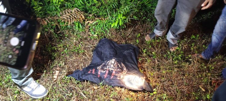 Polsek Bukit Batu melaksanakan pra rekonstruksi terkait penemuan mayat seorang pria di badan Jalan Tjilik Riwut Km 50,4, tepatnya di depan Gang Mulia, Kecamatan Bukit Batu, guna memperjelas rangkaian peristiwa sebelum korban ditemukan meninggal dunia