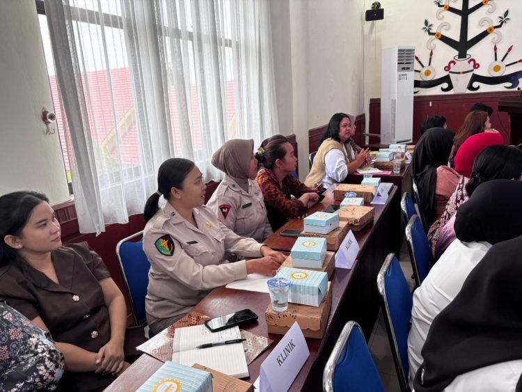 Seksi Kedokteran dan Kesehatan (Sidokkes) Polresta Palangka Raya menghadiri pertemuan pembinaan penguatan kolaborasi antara rumah sakit, puskesmas dan jejaring fasilitas kesehatan tingkat pertama (FKTP) yang digelar di Ruang Rapat Peteng Karuhei 2 Kantor Pemerintah Kota Palangka Raya.