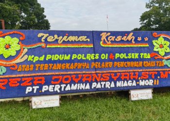 Halaman Mapolsek Tanjung Raja pun dipenuhi karangan bunga ucapan terima kasih dari berbagai kalangan. Mulai dari masyarakat umum, perusahaan, tokoh pertanian, rekan kerja, hingga elemen lainnya turut memberikan apresiasi atas kinerja aparat kepolisian tersebut.