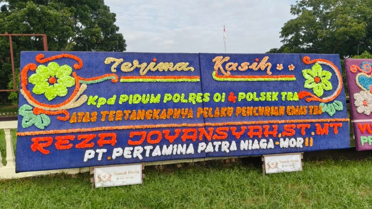 Halaman Mapolsek Tanjung Raja pun dipenuhi karangan bunga ucapan terima kasih dari berbagai kalangan. Mulai dari masyarakat umum, perusahaan, tokoh pertanian, rekan kerja, hingga elemen lainnya turut memberikan apresiasi atas kinerja aparat kepolisian tersebut.