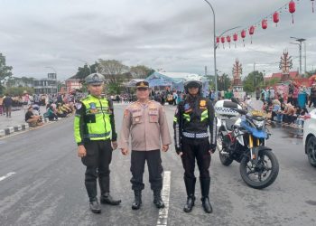 Personel Polresta Palangka Raya melaksanakan pengamanan kegiatan pawai Tahrib Ramadhan Tahun 2026 pada titik start dan finish di kawasan Bundaran Besar Kota Palangka Raya