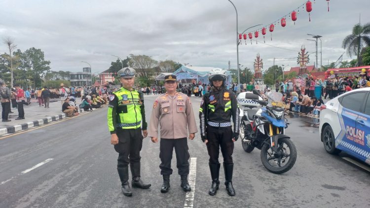 Personel Polresta Palangka Raya melaksanakan pengamanan kegiatan pawai Tahrib Ramadhan Tahun 2026 pada titik start dan finish di kawasan Bundaran Besar Kota Palangka Raya